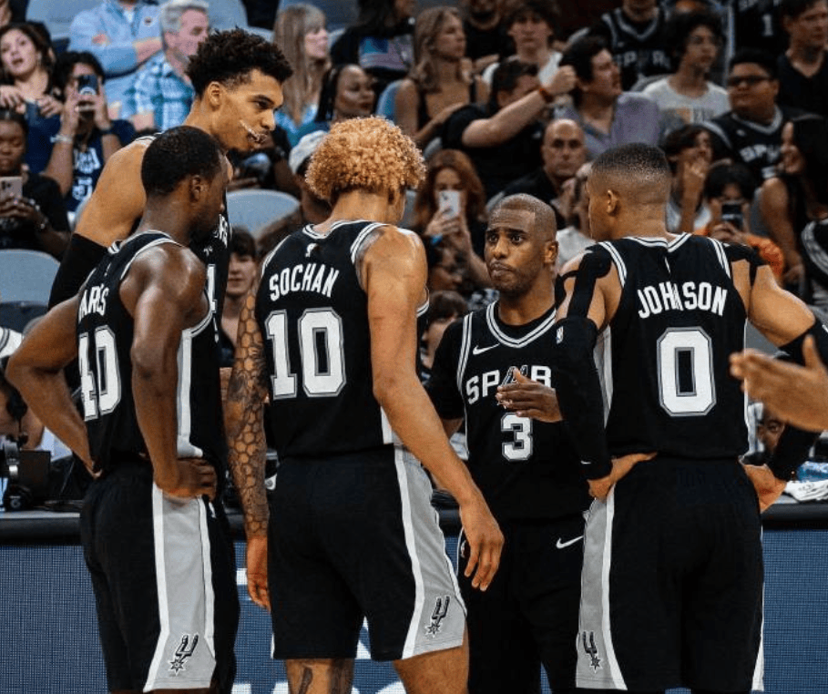 马尔卡宁持续得分表演，半场17分扛起进攻大旗（马尔卡宁手感火热，半场17分领衔进攻）