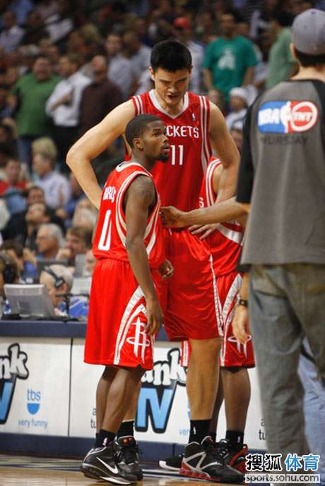 利物浦主帅斯洛特欢迎萨拉赫回归，但其状态仍存疑，萨拉赫将对阵布莱顿，未来决定尚不确定。（利物浦主帅斯洛特欢迎萨拉赫归队，状态仍成疑；将战布莱顿，未来未明）