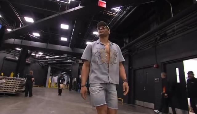 前锋突破射门锁定胜利（前锋强突劲射锁定胜局）