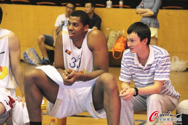 一日意甲动向：国米大胜科莫晋级榜首，米兰中锋实在是太令人发愁（意甲今日观察：国米横扫科莫登顶，米兰中锋难题令人头疼）