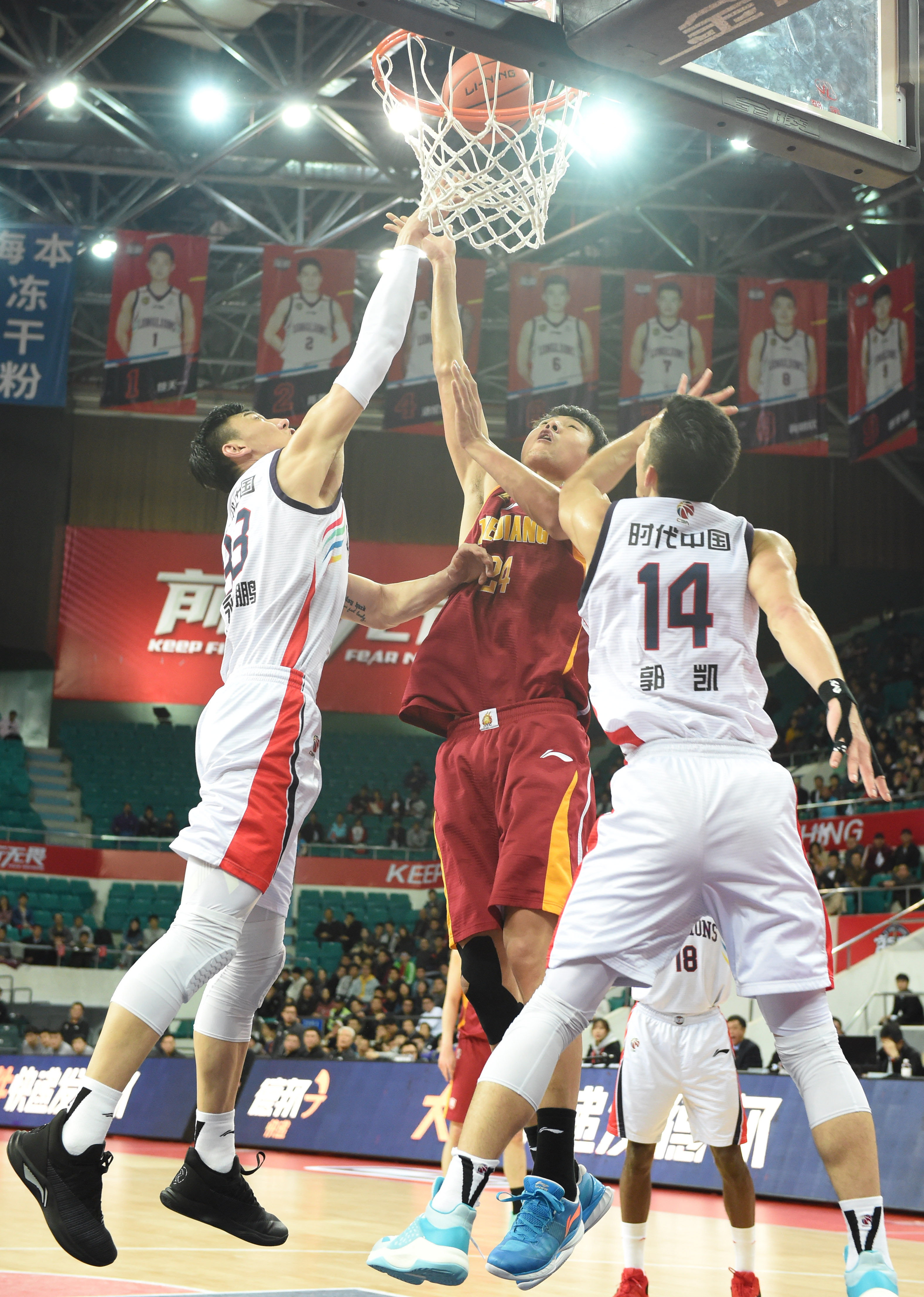 翻修球场，“连滚带爬”为的是“从从容容”（修缮球场，眼下忙乱只为日后从容）