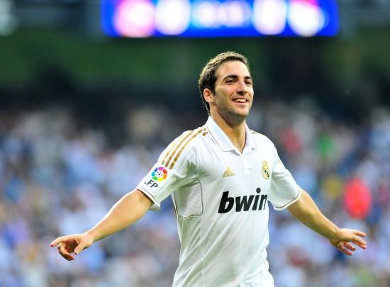 足坛悲喜夜！国米遇争议点球绝杀 拜仁巴萨皆逆转 切尔西又翻车（足坛冰火夜！国米遭争议点球压哨绝杀，拜仁巴萨双双逆转，切尔西再度翻车）